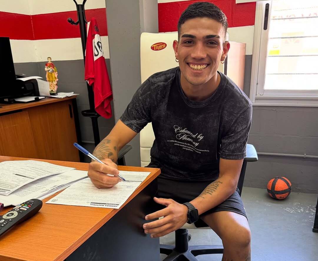 Un joven que dio sus primeros pasos en clubes de Funes firmó contrato profesional en Deportivo Morón